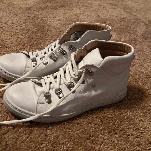 Barely worn Prüne sneakers with price tag still on them. Perfect for fall! - Picture 2 of 5